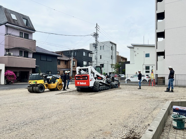 【 東　区 】　アスファルト月極駐車場の開設及び宅内外構工事