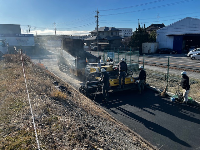 【瀬 戸 市】　駐車場の舗装工事