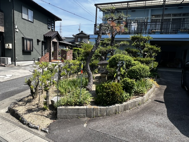 【豊 田 市】　駐車場を広げる工事