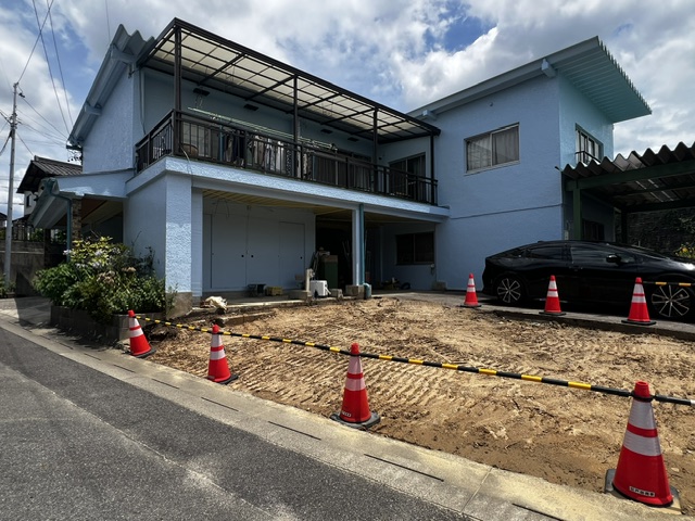 【豊 田 市】　駐車場を広げる工事